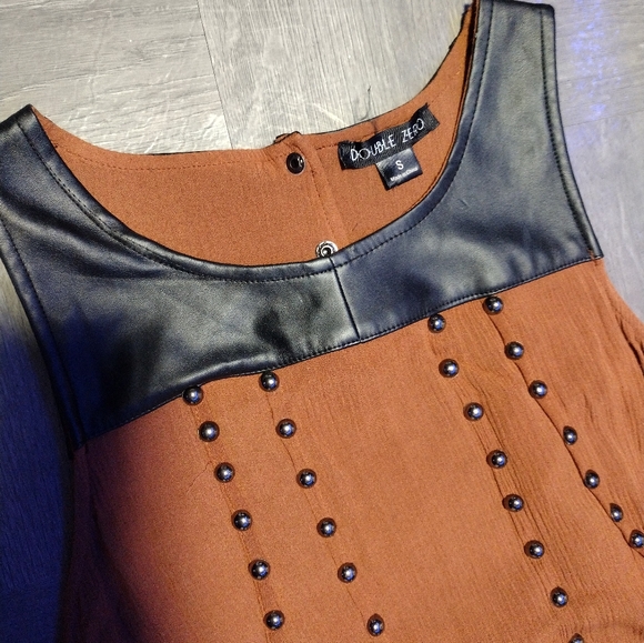 Studded sleeveless top - Picture 5 of 13